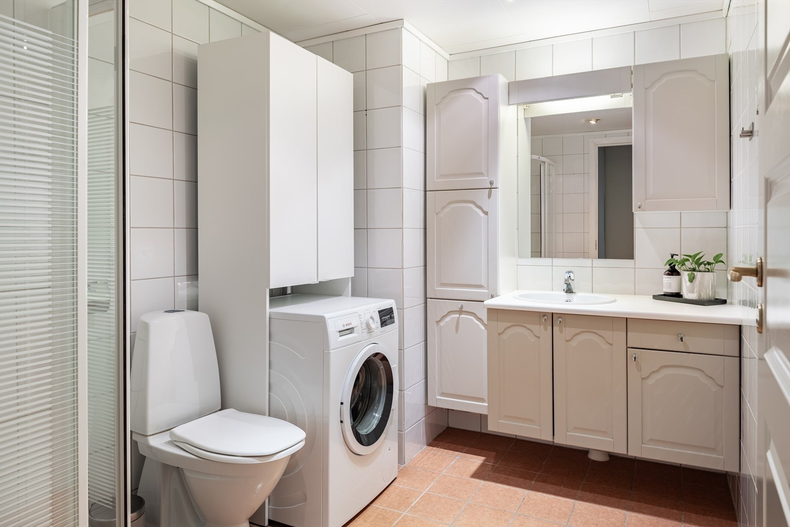 Pent flislagt baderom fra byggeår, ilagt varme i gulv. Galleribilde