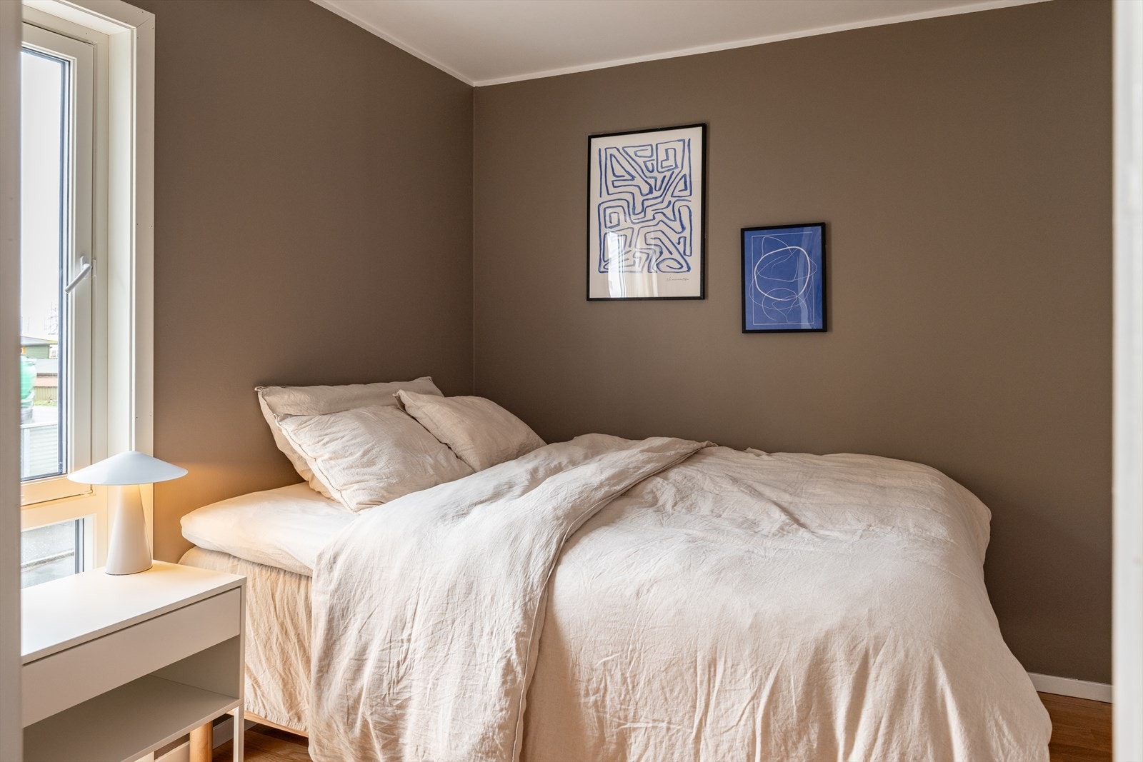 Nordvendt soverom måler 8,4m². Galleribilde