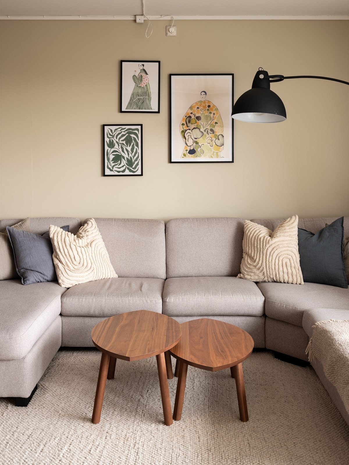 Leiligheten byr på stue og kjøkken i delvis åpen løsning, to soverom, én balkong, én terrasse, egen p-plass i garasjeanlegg, Walk-in og sportsbod. Galleribilde