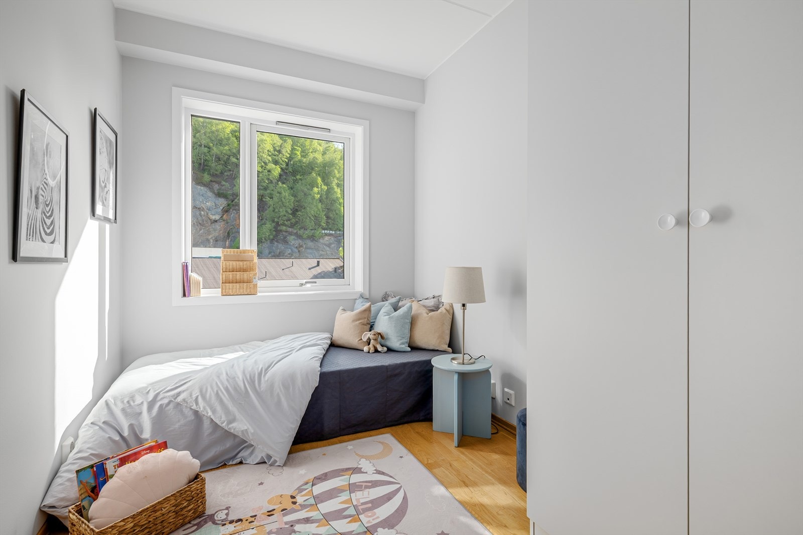 Soverommet er innredet med garderobeskap for oppbevaring av klær og tilbehør. Galleribilde