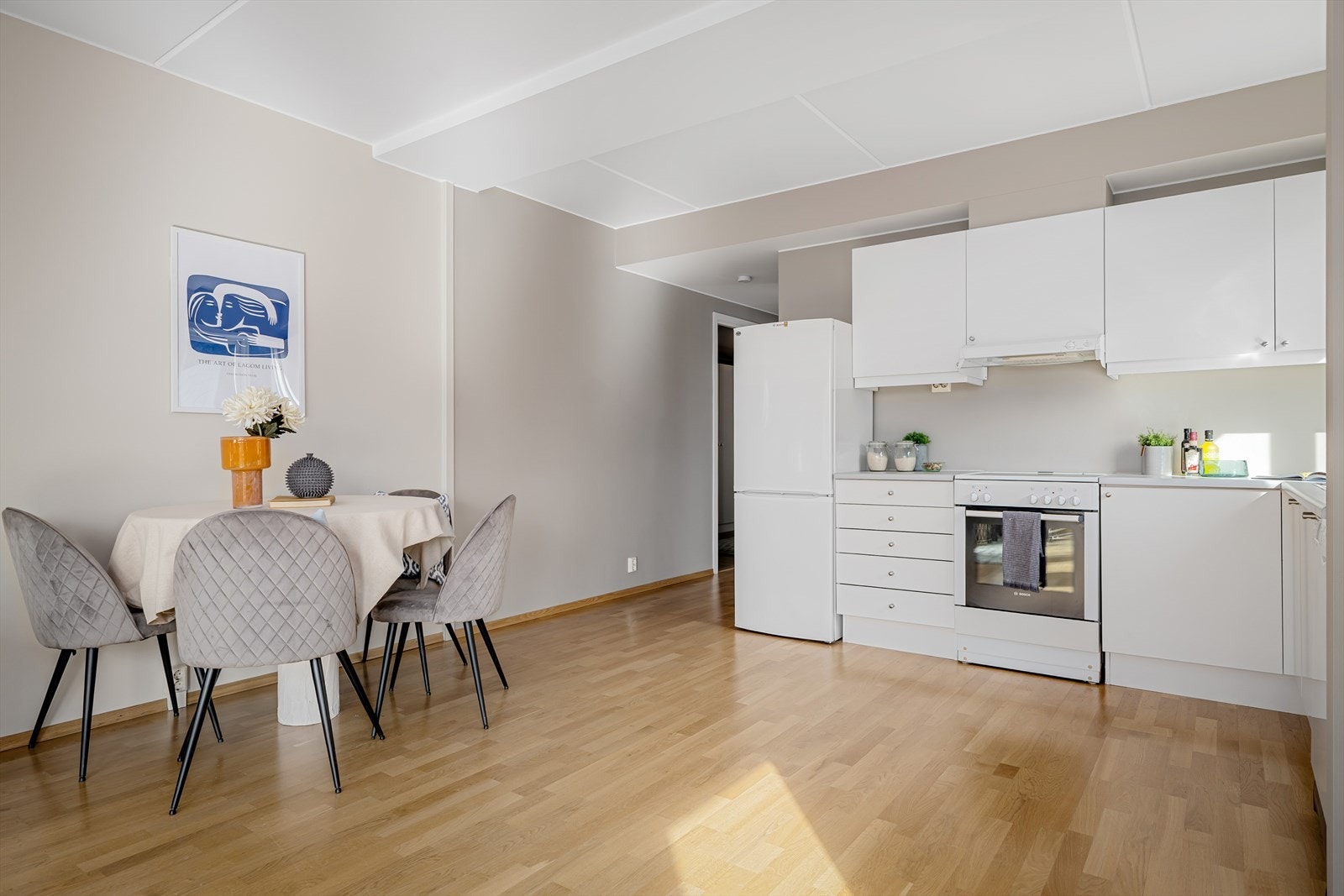 Det er god plass til stort spisebord så her kan du inviterer til flere hyggelige lag. Galleribilde