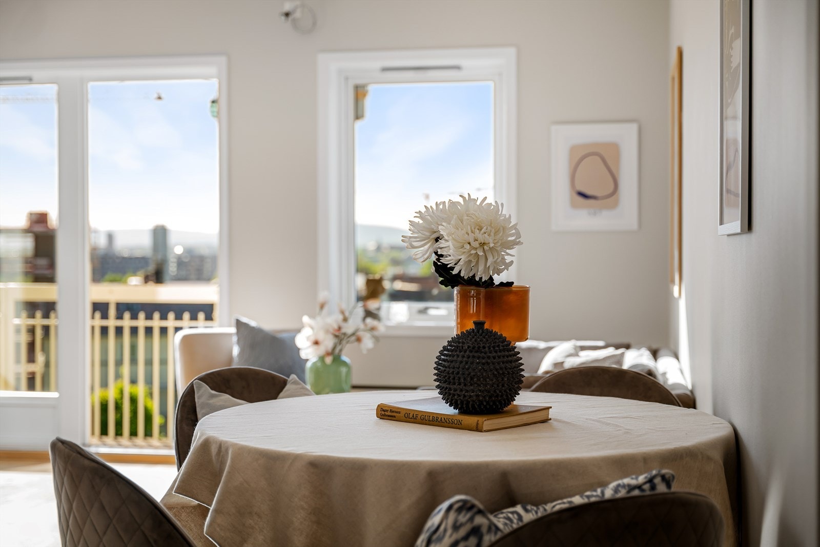 Fra spisebordet har du fint utsyn fra de store vinduene. Galleribilde