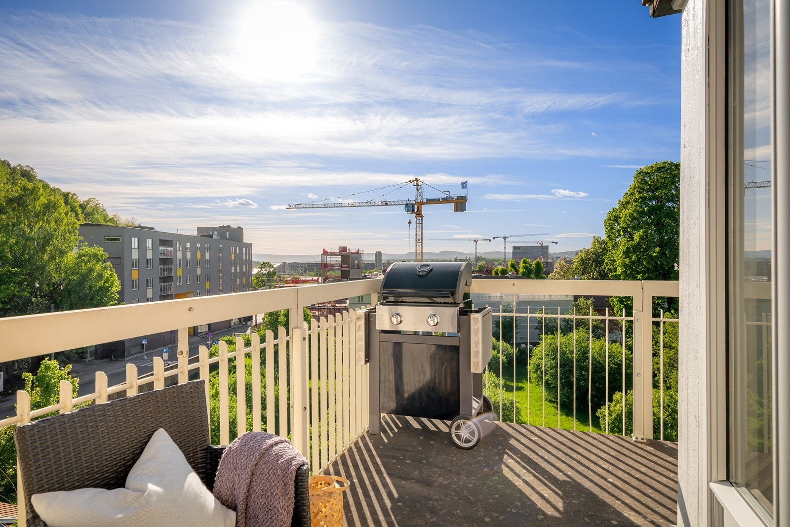 Boligen kan skilte med stor hjørnebalkong som er solrik, og er sydvestvendt på 10 m². Galleribilde