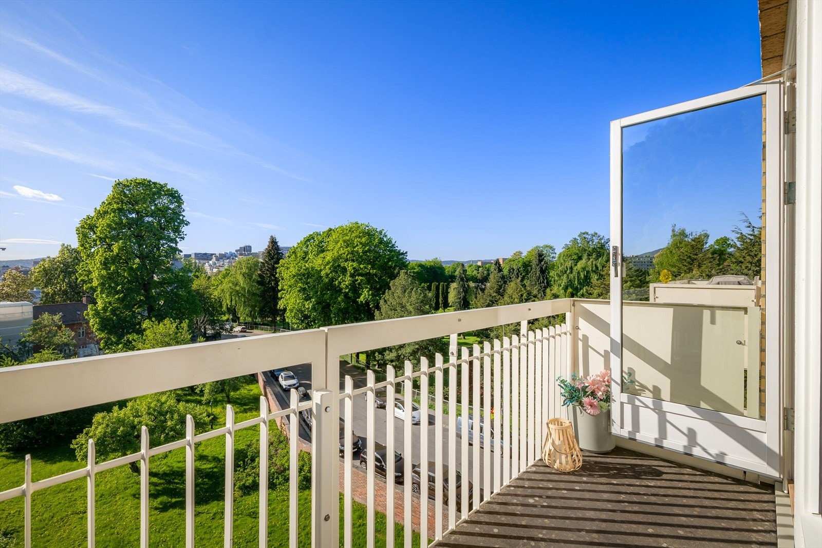 Balkongen strekker seg rundt leiligheten og byr på fine solforhold fra morgen til kveld. Du kan enkelt flytte deg etter solen på denne balkongen. Galleribilde