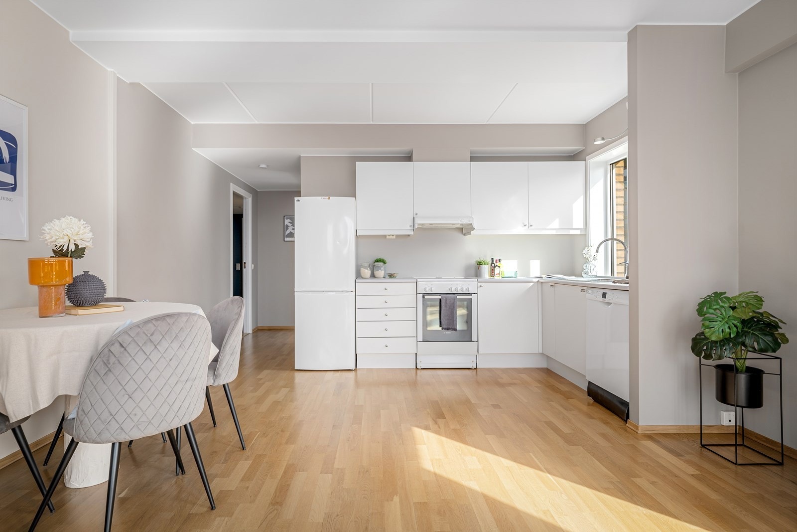 Kjøkkenet er i en åpen løsning med stuen, noe som gjør dette til et trivelig og sosialt oppholdsrom. Galleribilde