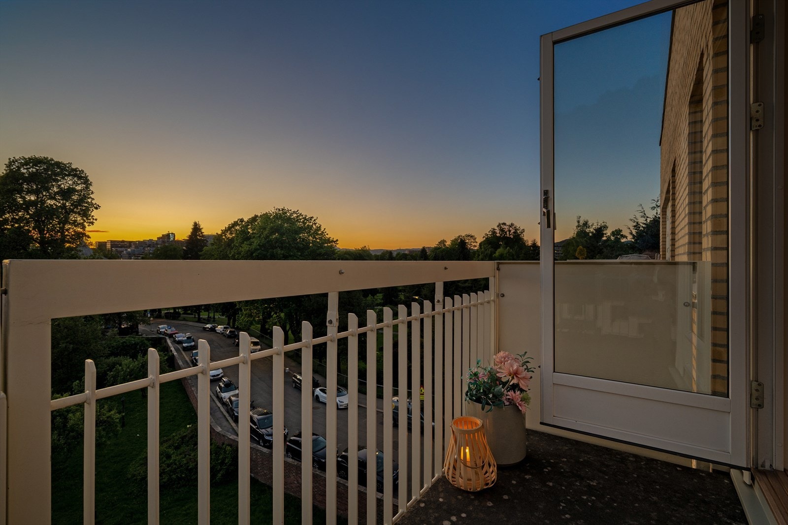 Det blir vakkert spill over himmelen når solen går ned. Galleribilde