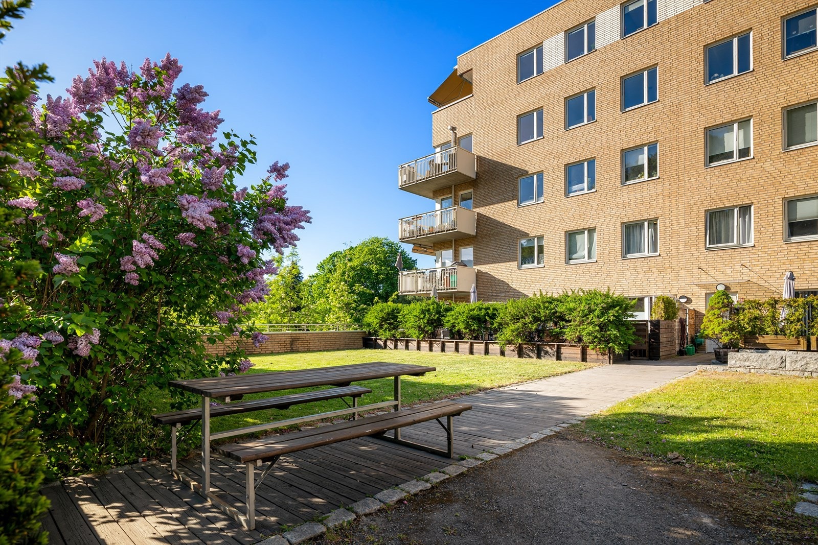 Borettslaget har pent opparbeidede fellesarelaer med grøntområder og beplantning. Galleribilde