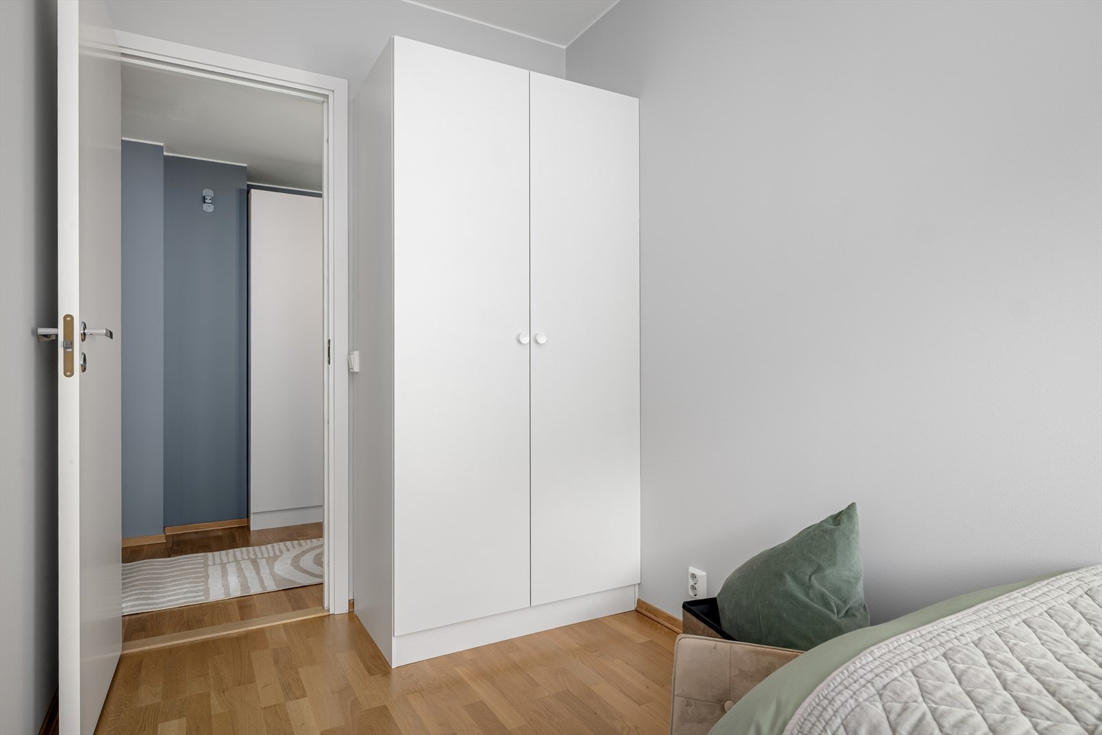 Garderobeskap med god plass. Galleribilde