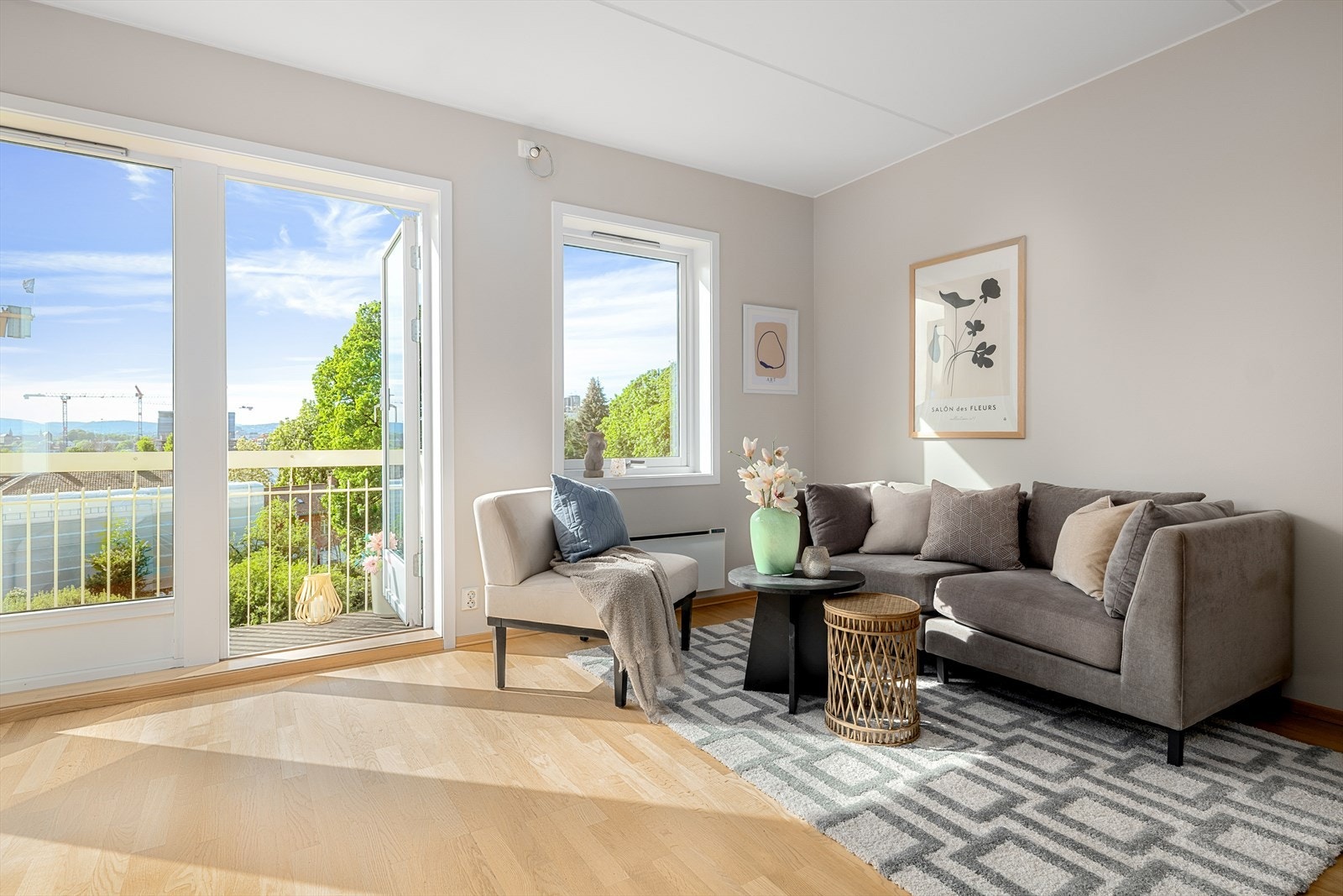 Dette er en gjennomgående og hyggelig 4-roms leilighet i bygg fra 2007 med moderne fasiliteter som heis og garasjeplass med elbillader. Galleribilde