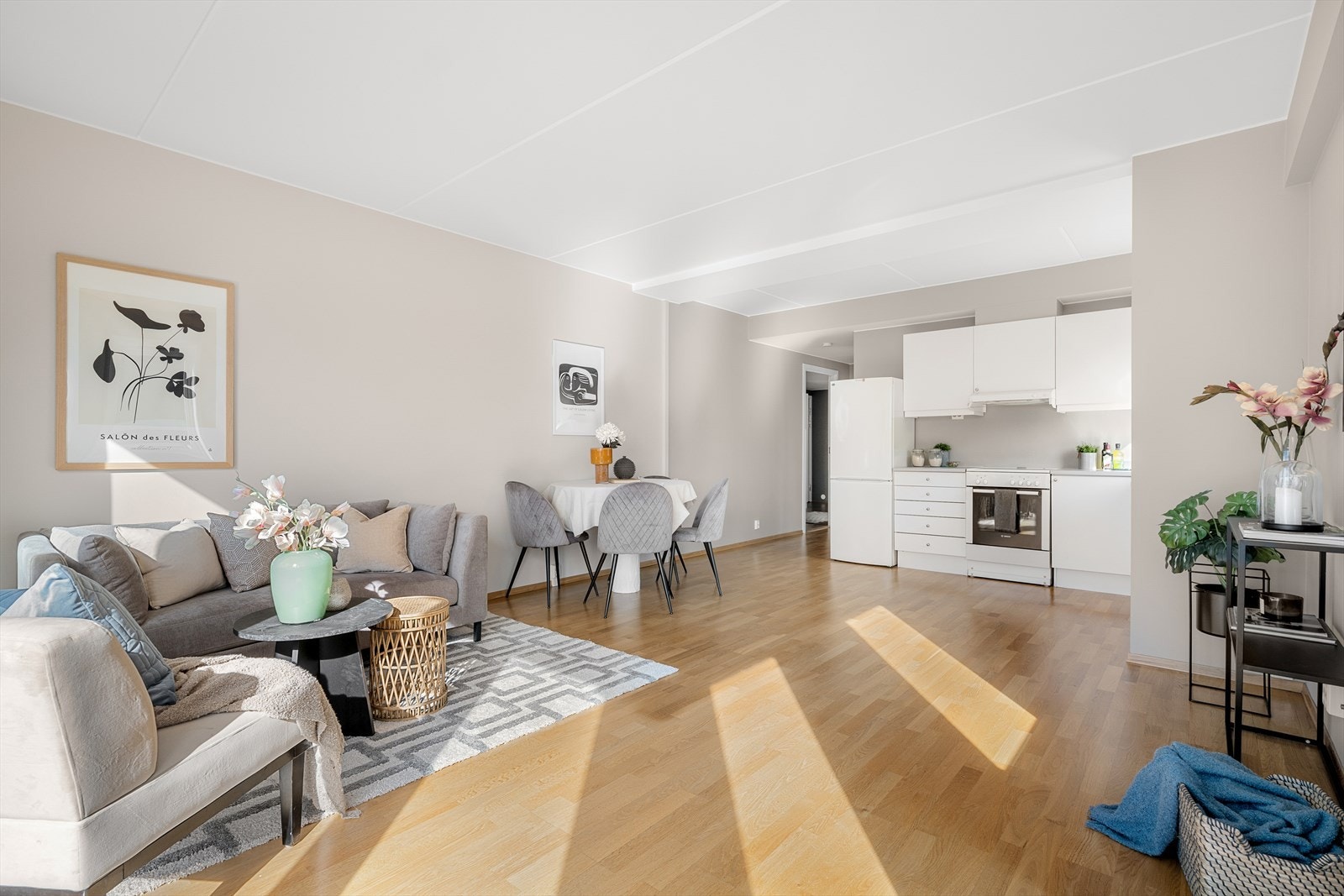 Stue og kjøkken i åpen løsning. Det er rikelig med plass til stor sofa og spisebord. Galleribilde