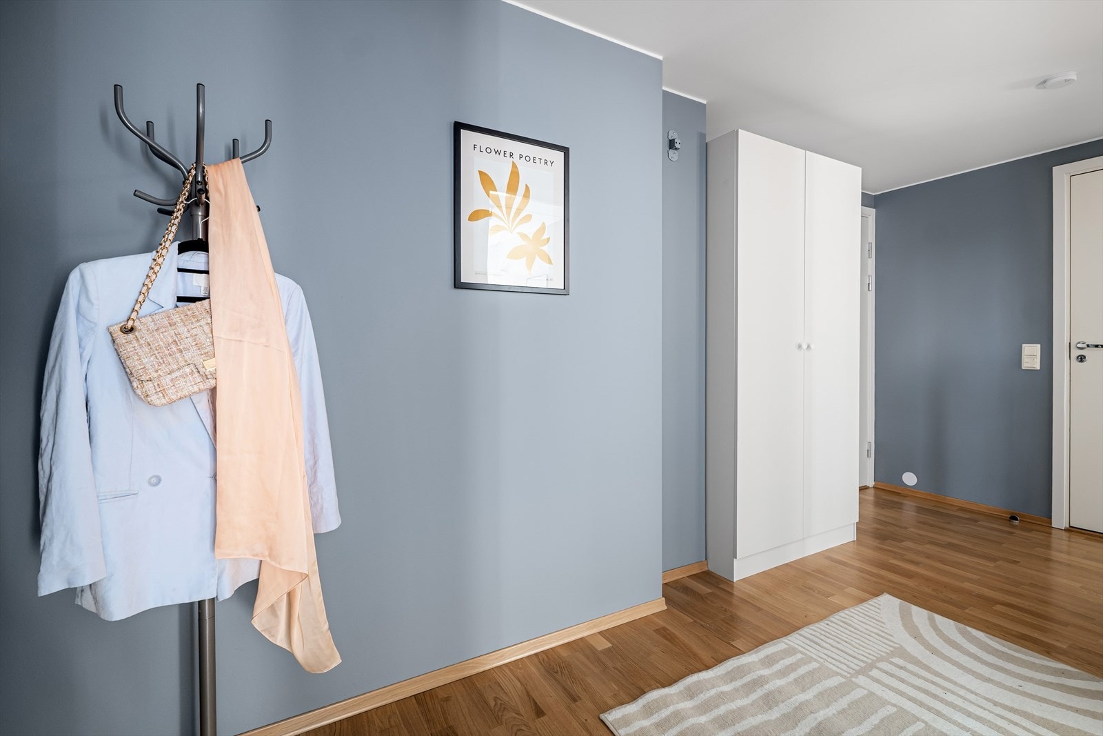 Velkommen inn til din nye bolig. Gangen er i god størrelse og det er gode lagringsmuligheter. Galleribilde