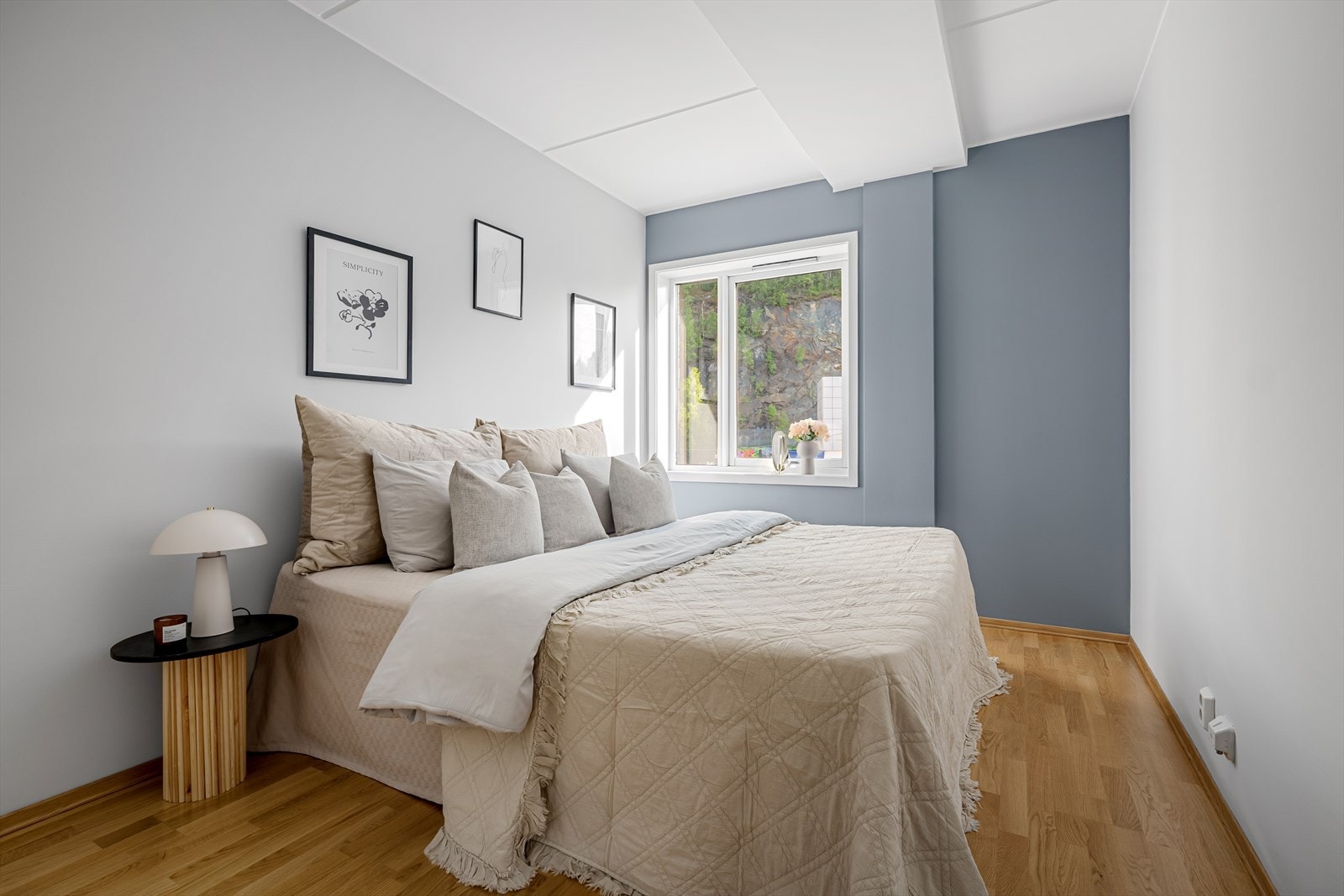 Lyst og luftig hovedsoverom med god plass til dobbeltseng og tilhørende nattbord. Galleribilde