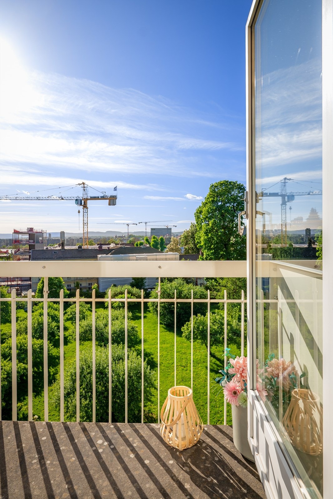 Utgangen til balkongen skjer fra den romslige stuen. Galleribilde