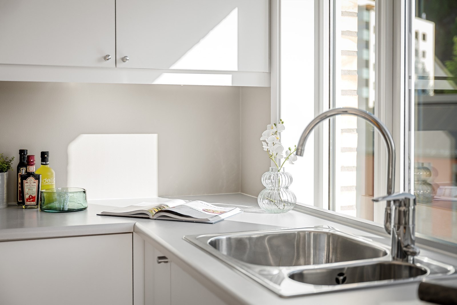 Lyst og tidløst kjøkken. Galleribilde