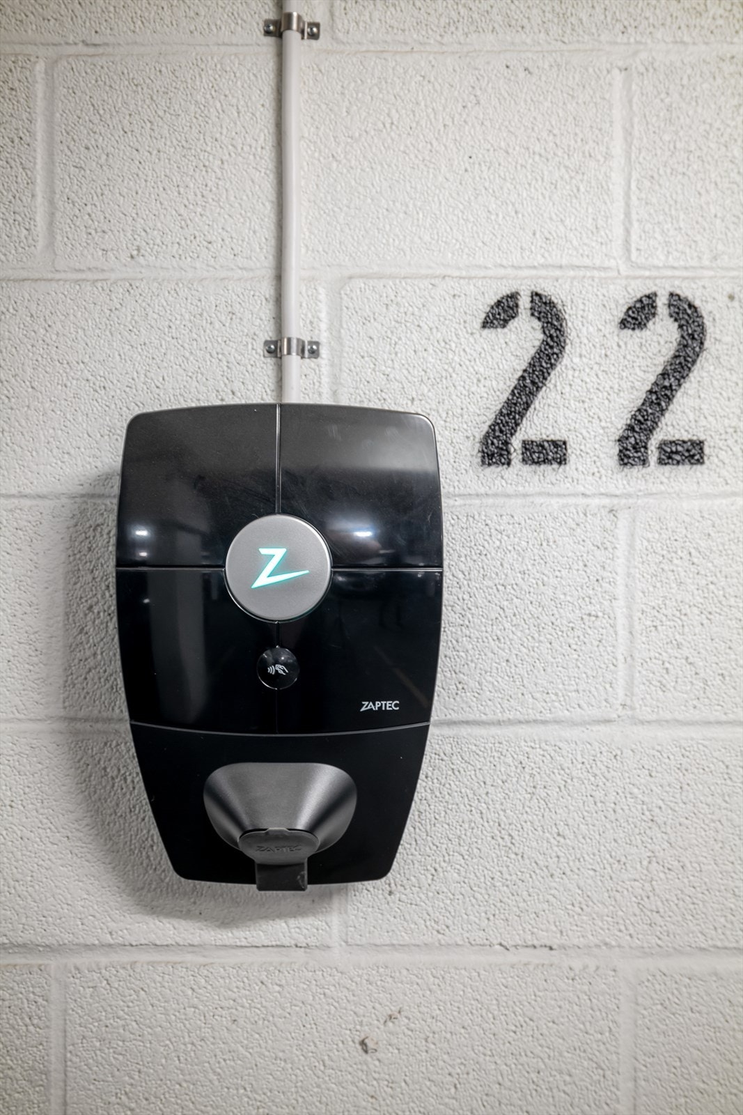 Det er montert lader for elbil på garasjeplassen. Galleribilde