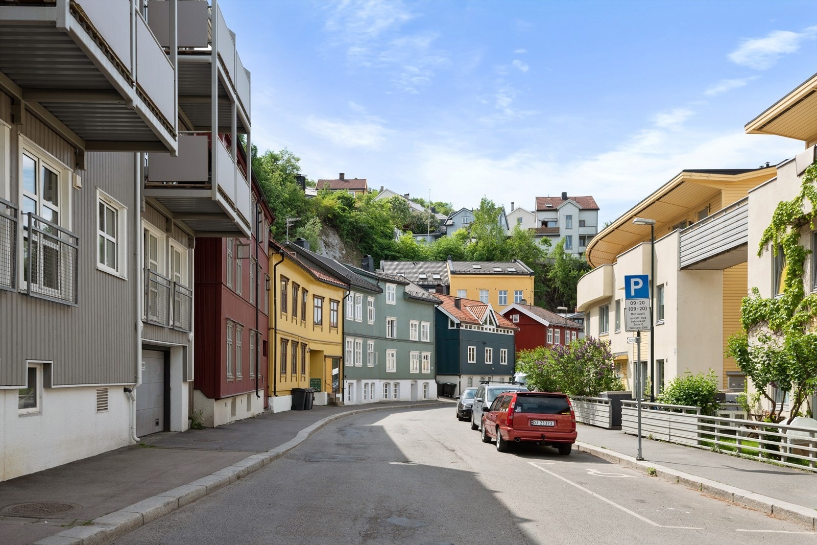 Hyggelig trehusbebyggelse rett på utsiden av boligen Galleribilde