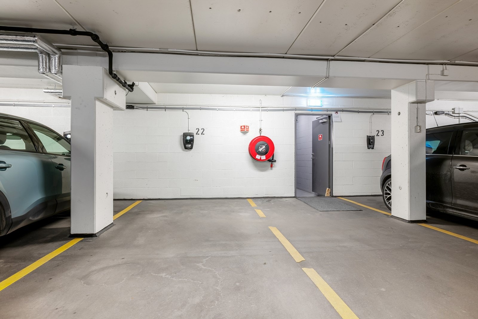 Det medfølger en garasjeplass nr 22 med elbillader. Strøm elbil fakturerer etter liste fra styret. Parkeringsplassen er rett ved heisen så du har kort vei opp og ned fra boligen. Galleribilde