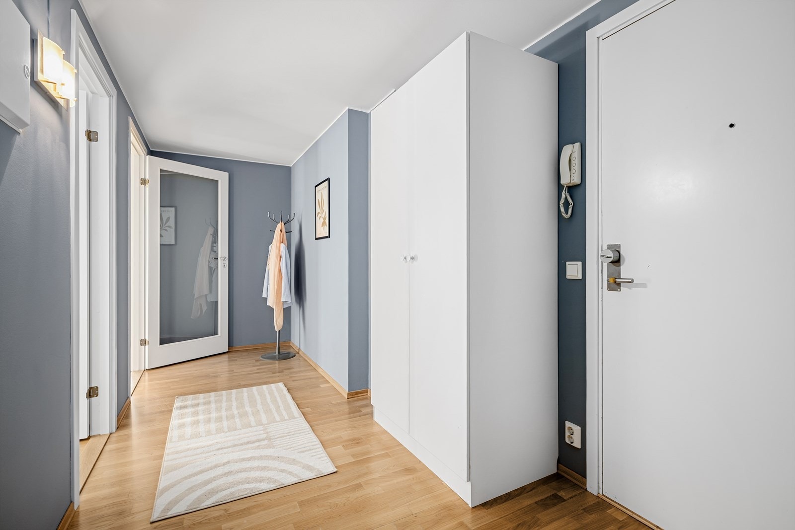 Her trer du inn i en romslig og innbydende entré som gir et hyggelig førsteinntrykk av leiligheten. Galleribilde