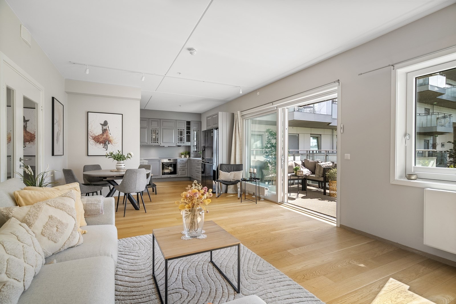 Med store vindusflater og balkongdør i glass mot sørvest, bades rommet i naturlig dagslys store deler av dagen. Galleribilde