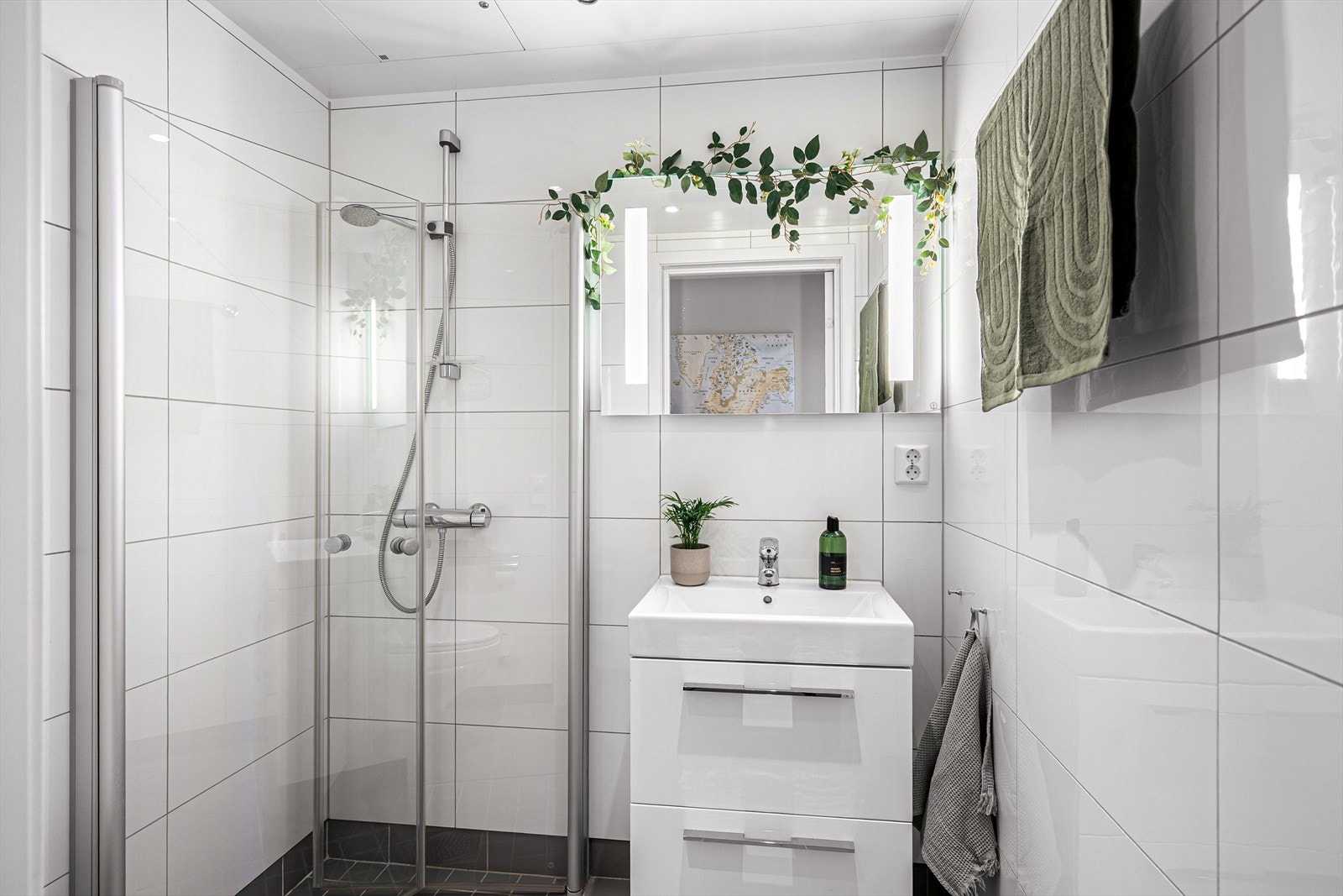 Det andre badet ligger praktisk plassert i tilknytning til entréen. Galleribilde