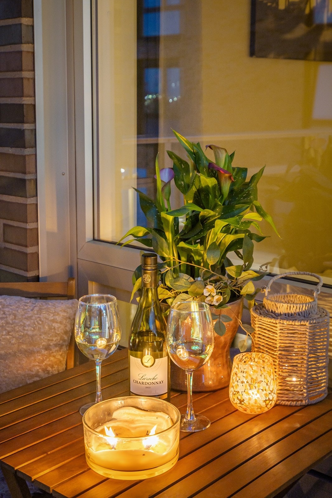 Sollyset glir over i blåtime, og vannflaten speiler de siste gyldne strålene mens byen stilner rundt deg. Med tente lys, lune pledd og lyden av vannet som klukker mot bryggekanten, skapes en avslappet og nesten mediterende stemning. Galleribilde