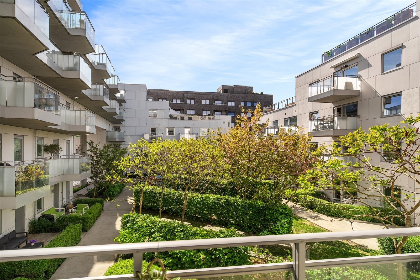 Her er det plass til både spisegruppe og loungemøbler, og med støpt betongdekke og vedlikeholdsvennlige plastbrikker som gulv, er det enkelt å holde det pent og innbydende. Galleribilde