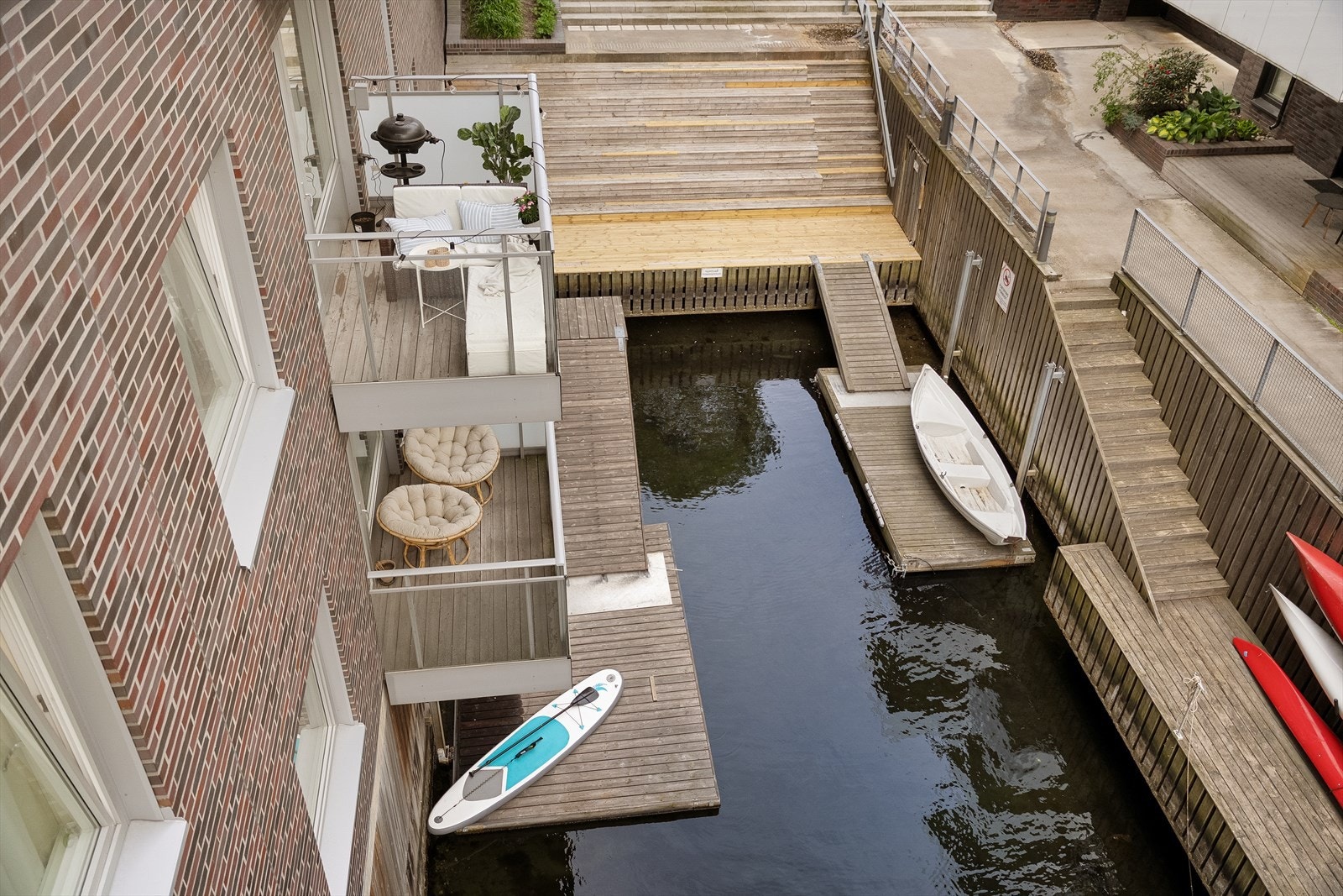 Fra sameiets to brygger har du enkel tilgang til kanalen. Det er i tillegg mulighet til å låne både kajakk og båt i sameiet. Galleribilde