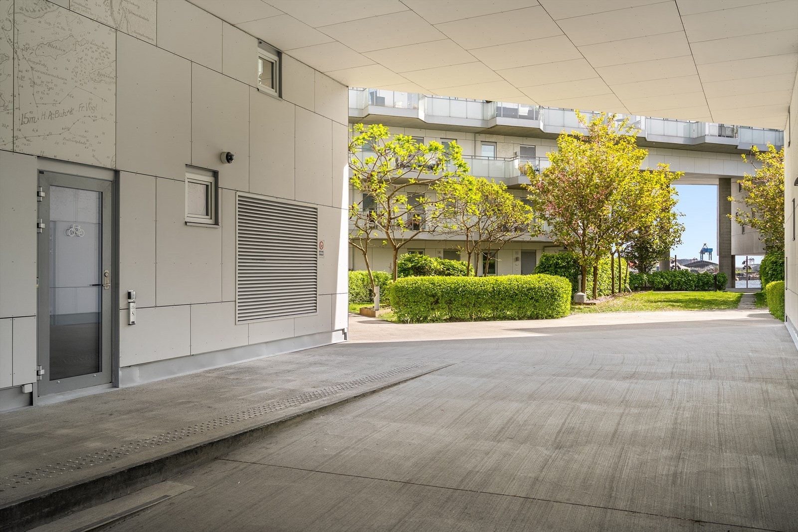 Enkel tilgang til sameiets sykkelbod nr. 2 ved inngangen. Sameiet er veldrevet og bygget er oppført i 2015, hvilket sikrer deg som kjøper både kvalitet og trygghet. Galleribilde