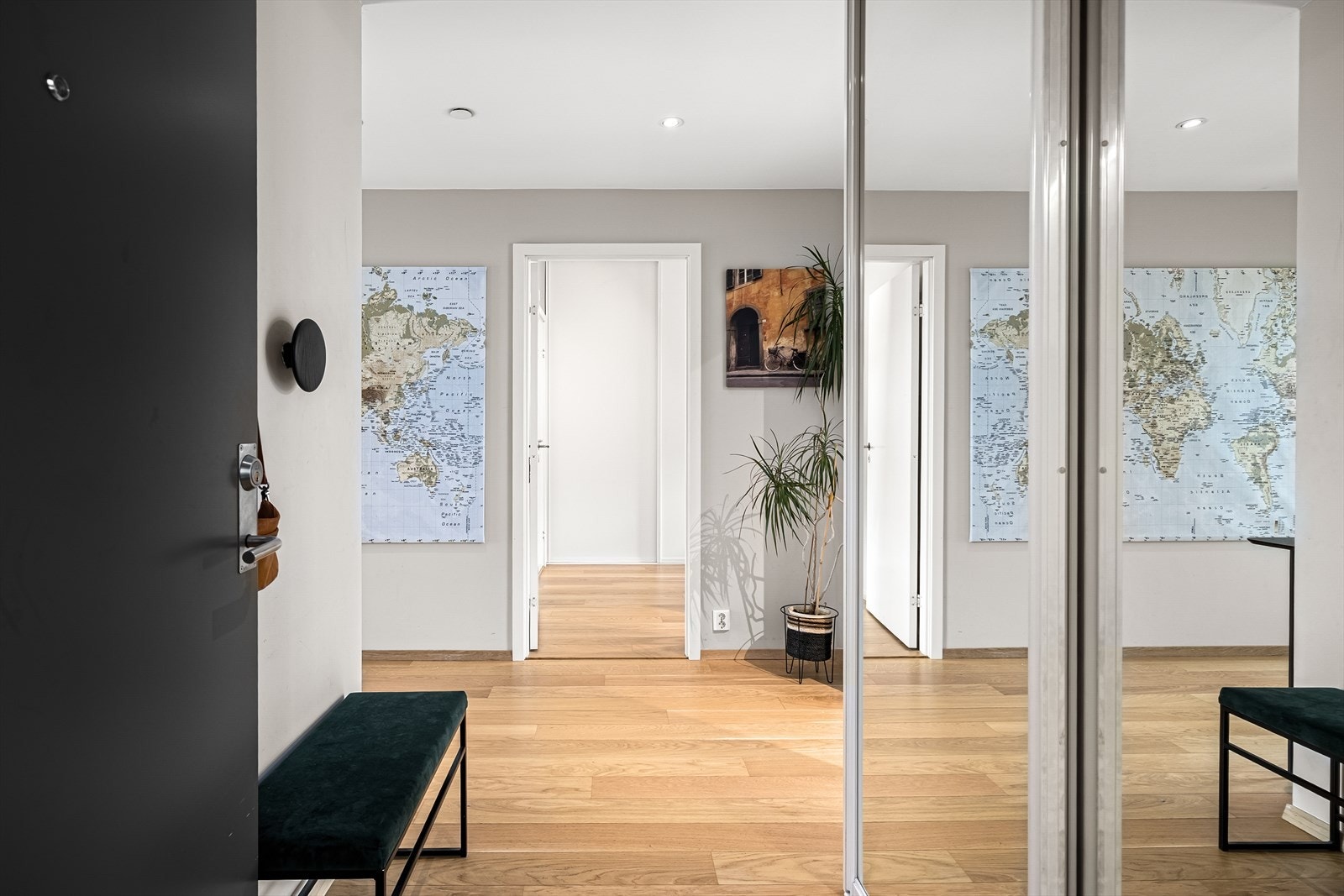 Med engang dere trer over dørstokken forstår dere hvilket gjennomført og moderne hjem dette er. Galleribilde