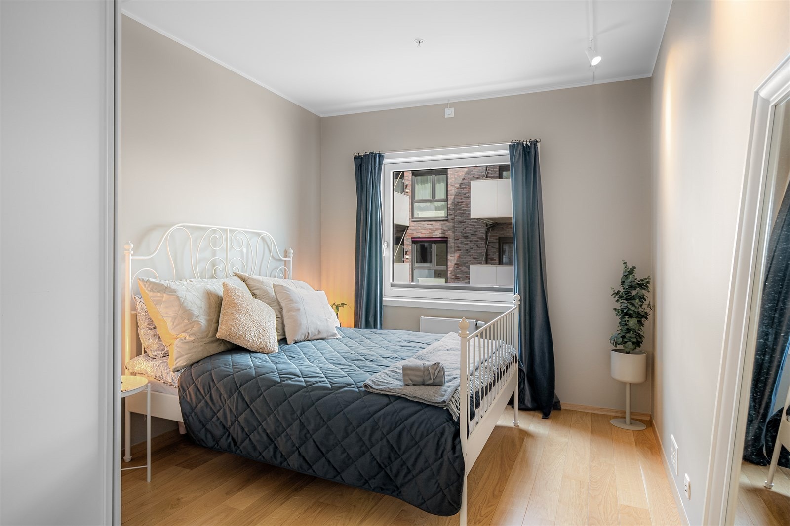 Hovedsoverommet er like gjennomført som resten av leiligheten, med lyse vegger, varm parkett og store vindusflater som gir godt med naturlig lys. Soverommet er på ca. 14 m2. Galleribilde