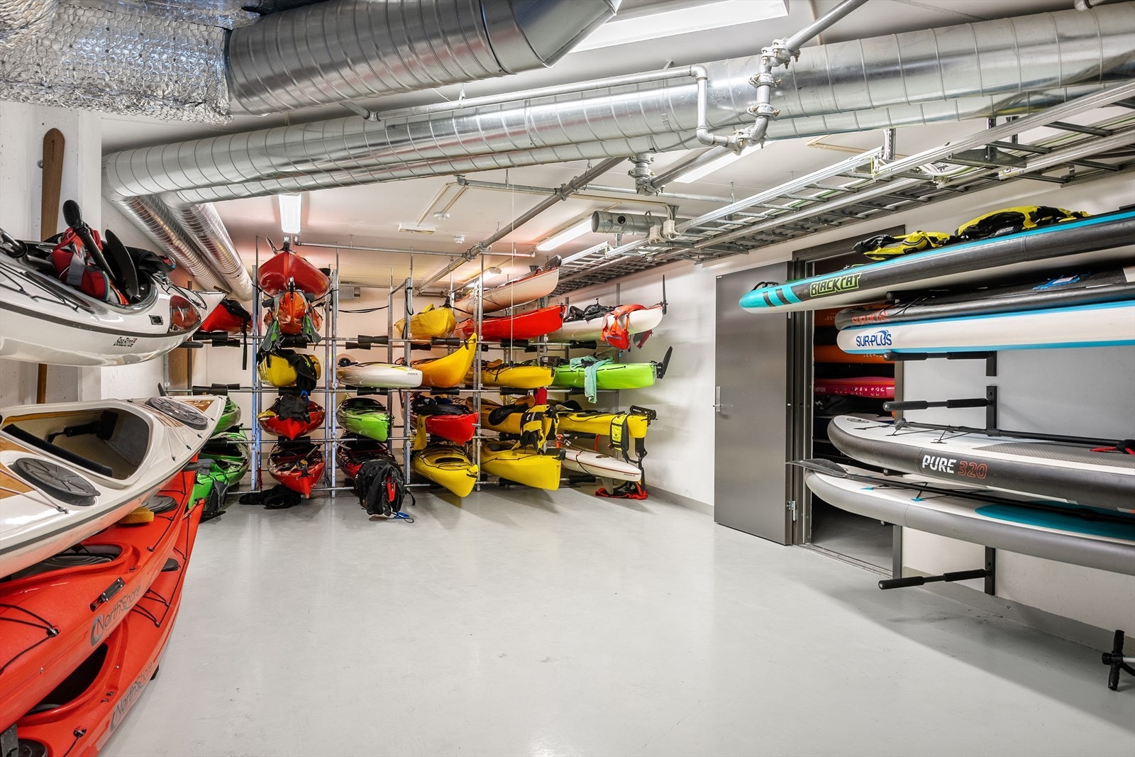 For deg som liker å utnytte nærheten til vannet, er det også eget oppbevaringsområde for kajakk. Galleribilde