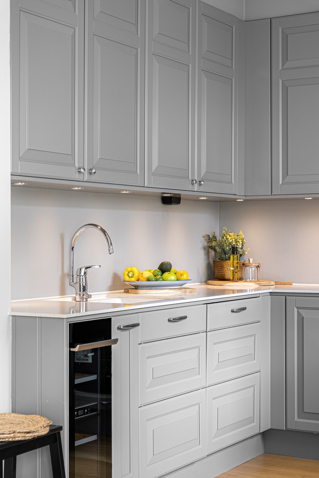 Lyssettingen under overskapene skaper et innbydende og funksjonelt arbeidslys. Galleribilde