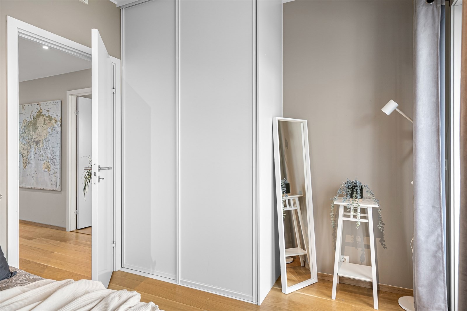 En stor og praktisk garderobeløsning gir rikelig med oppbevaringsplass og bidrar til å holde rommet ryddig og harmonisk. Galleribilde