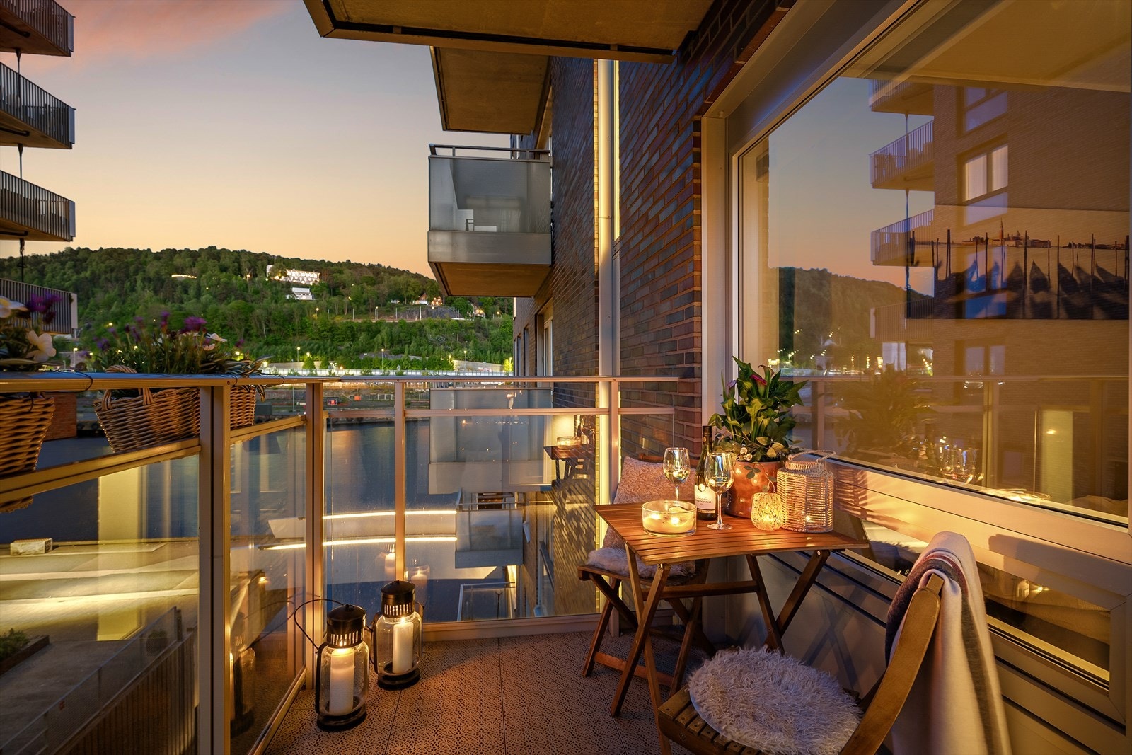 En sjelden mulighet til å sikre deg en gjennomført og stilfull 3-roms leilighet midt i hjertet av fjordbyen Oslo! Galleribilde