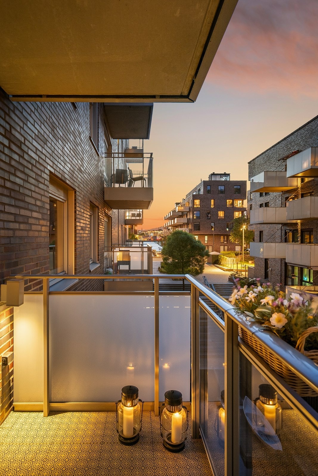 Når kvelden senker seg over Sørenga, forvandles denne balkongen til et fredelig og stemningsfullt fristed. Her kan du til og med se helt bort til Rådhuset. Galleribilde