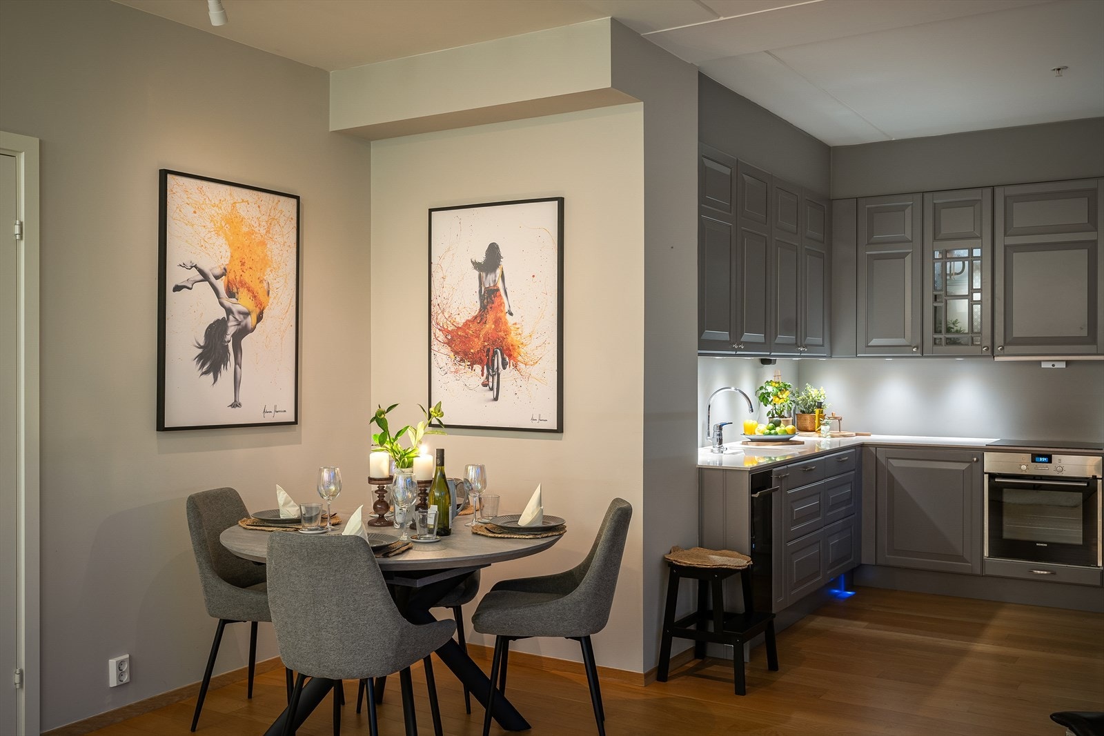 Om kvelden skaper rommets dempede farger og belysning en lun atmosfære, der middagen kan nytes i ro og behag. Og med kort vei til stuen og balkongen, flyter selskap og samtaler sømløst videre. Galleribilde