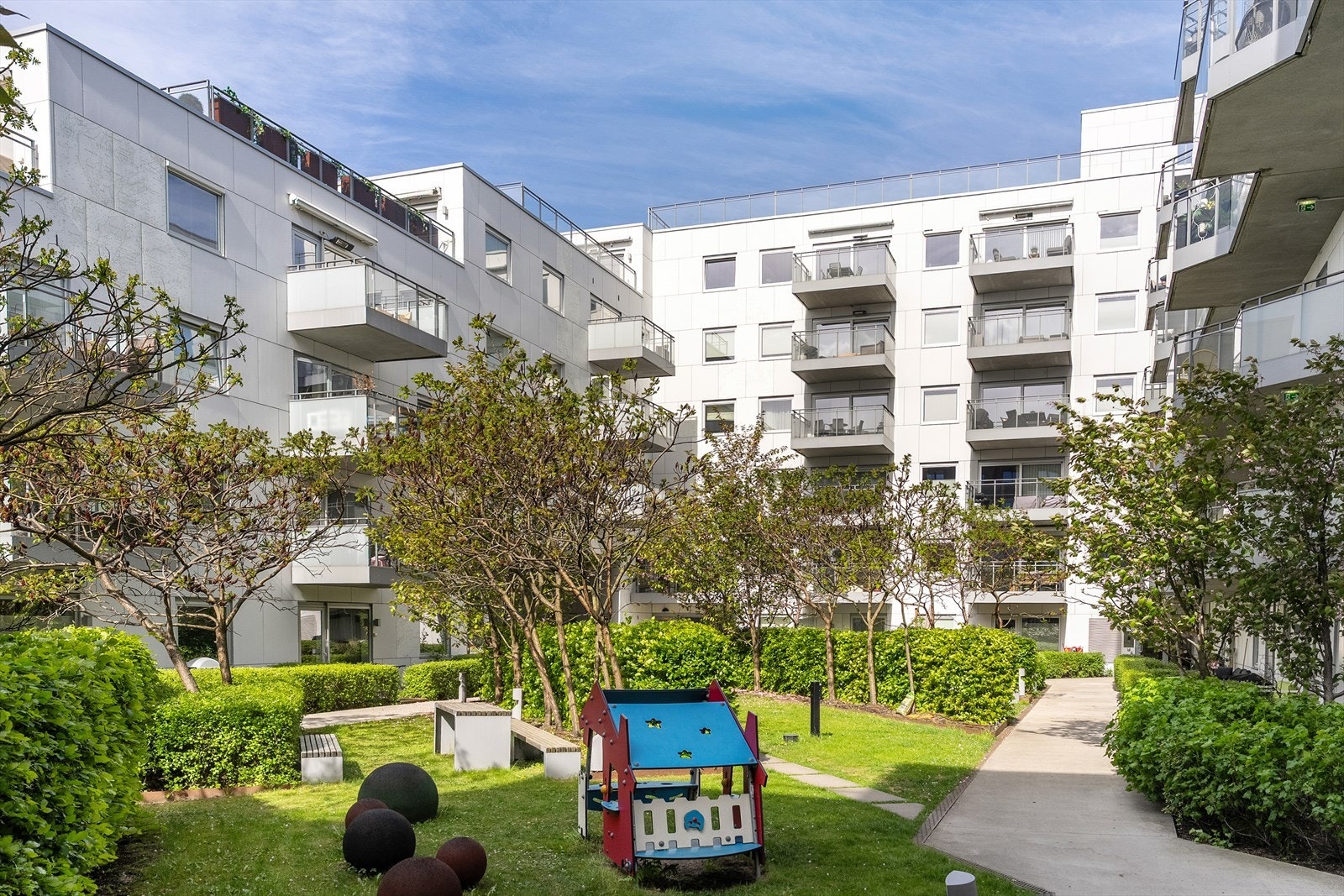 Dette er en bolig for deg som ønsker en lettstelt og moderne leilighet med nærhet til byens beste tilbud - enten du nyter livet på Sørenga sjøbad, rusler inn til Operahuset eller nyter utsikten fra en av nærområdets mange restauranter. Galleribilde