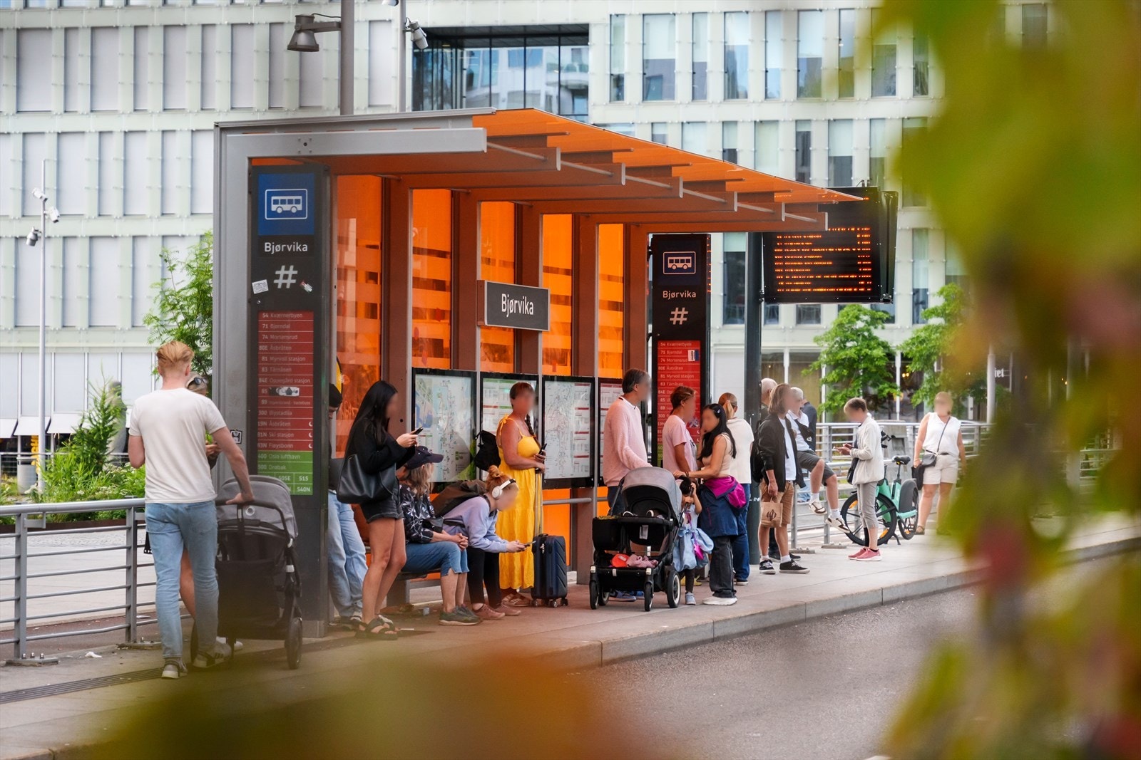 Fra Bjørvika bussholdeplass, gangavstand fra leiligheten, har du tilgang til en rekke busslinjer som knytter Sørenga og Bjørvika sømløst til resten av Oslo. Galleribilde