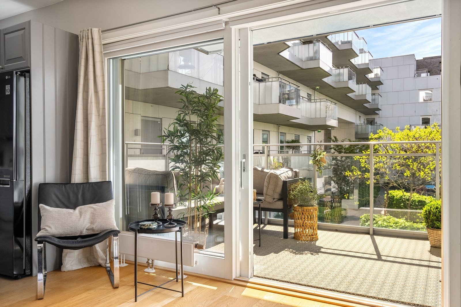 Fra stuen har du direkte adkomst til en sydvestvendt balkong på ca. 7,4 m², perfekt orientert for lange soldager. Galleribilde