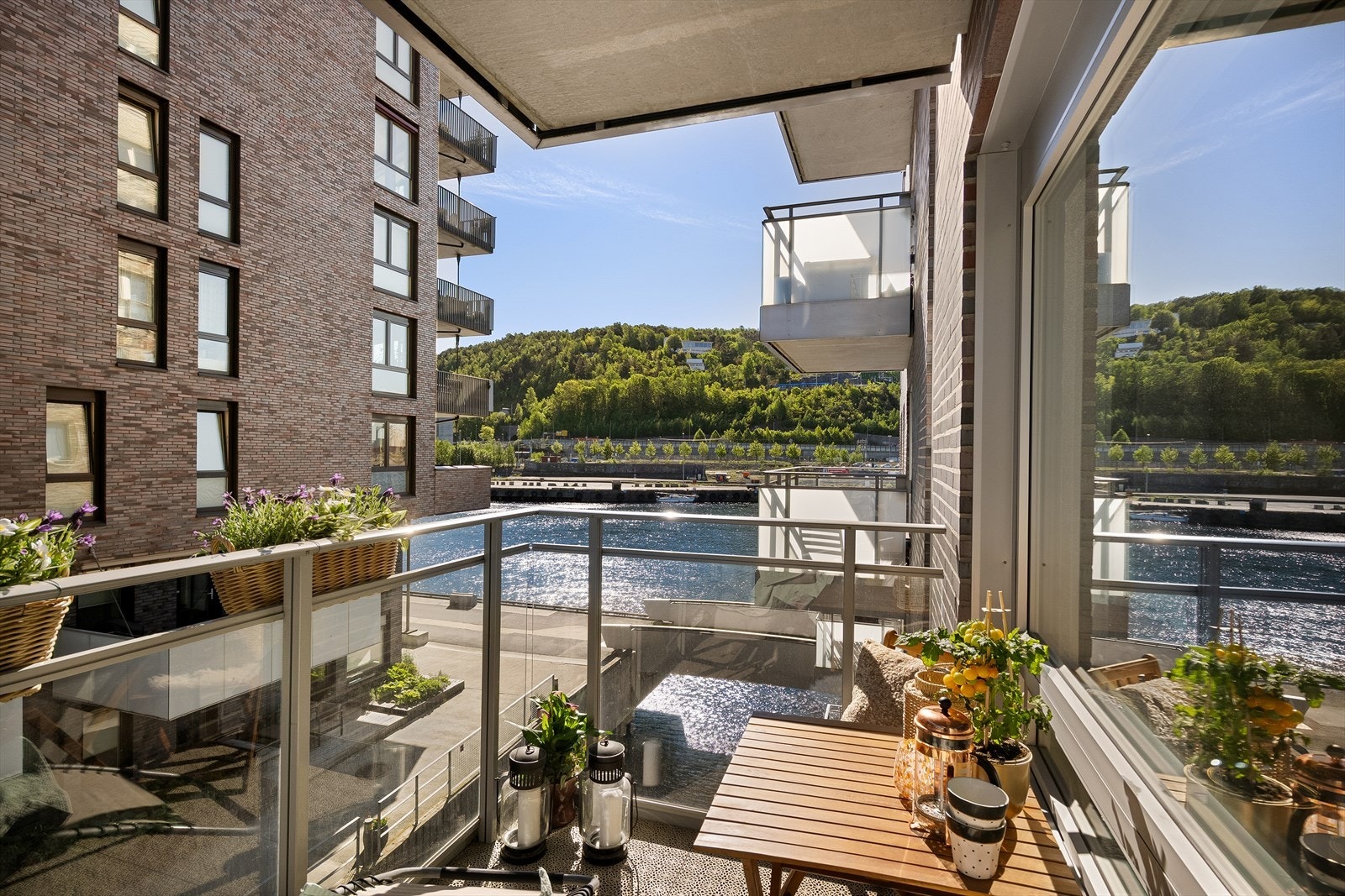 Med direkte utgang til balkong på ca. 4,5 m² får du en helt egen sone for morgenkaffen eller en stille stund i frisk luft før dagen starter. Galleribilde