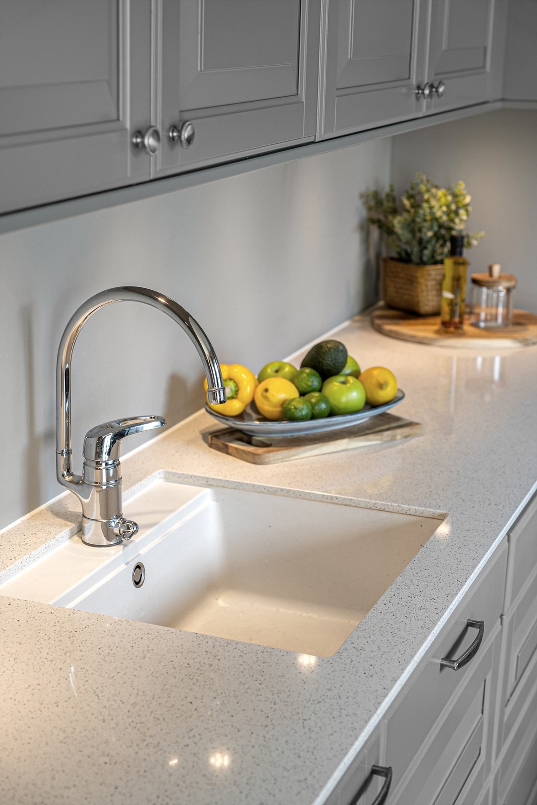 Integrerte hvitevarer som komfyr, induksjonstopp, oppvaskmaskin, vinskap og side-by-side kjøl/frys gir både komfort og rene linjer. Ventilator med kullfilter er diskret integrert. Galleribilde