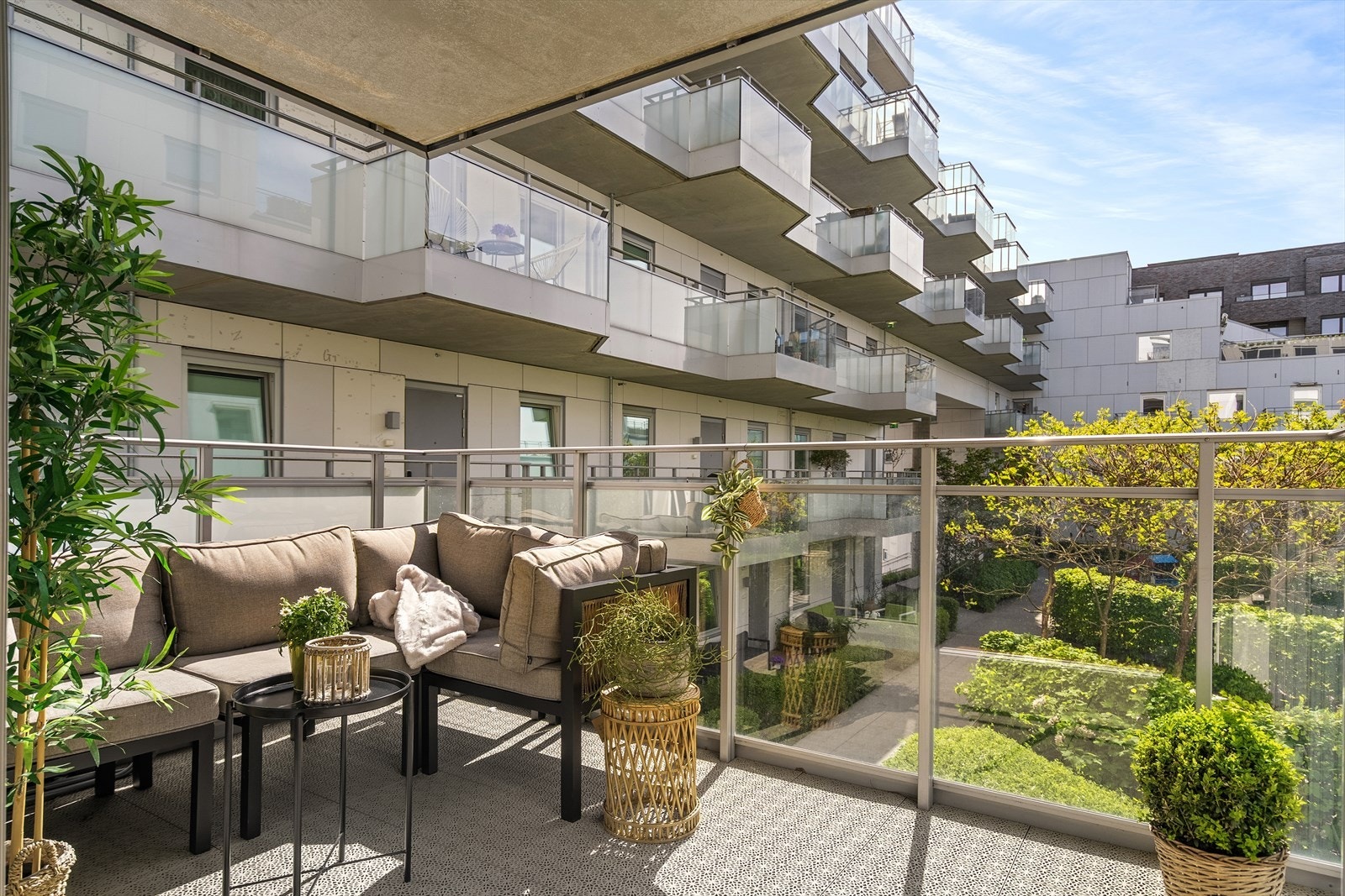 Her kan du nyte kveldssolen. Balkongen vender sydvestvendt. Det er installert elektrisk markise på balkongen. Med utsyn mot Sørengas moderne arkitektur og grønne innslag, er det lett å finne ro - selv midt i byen. Galleribilde