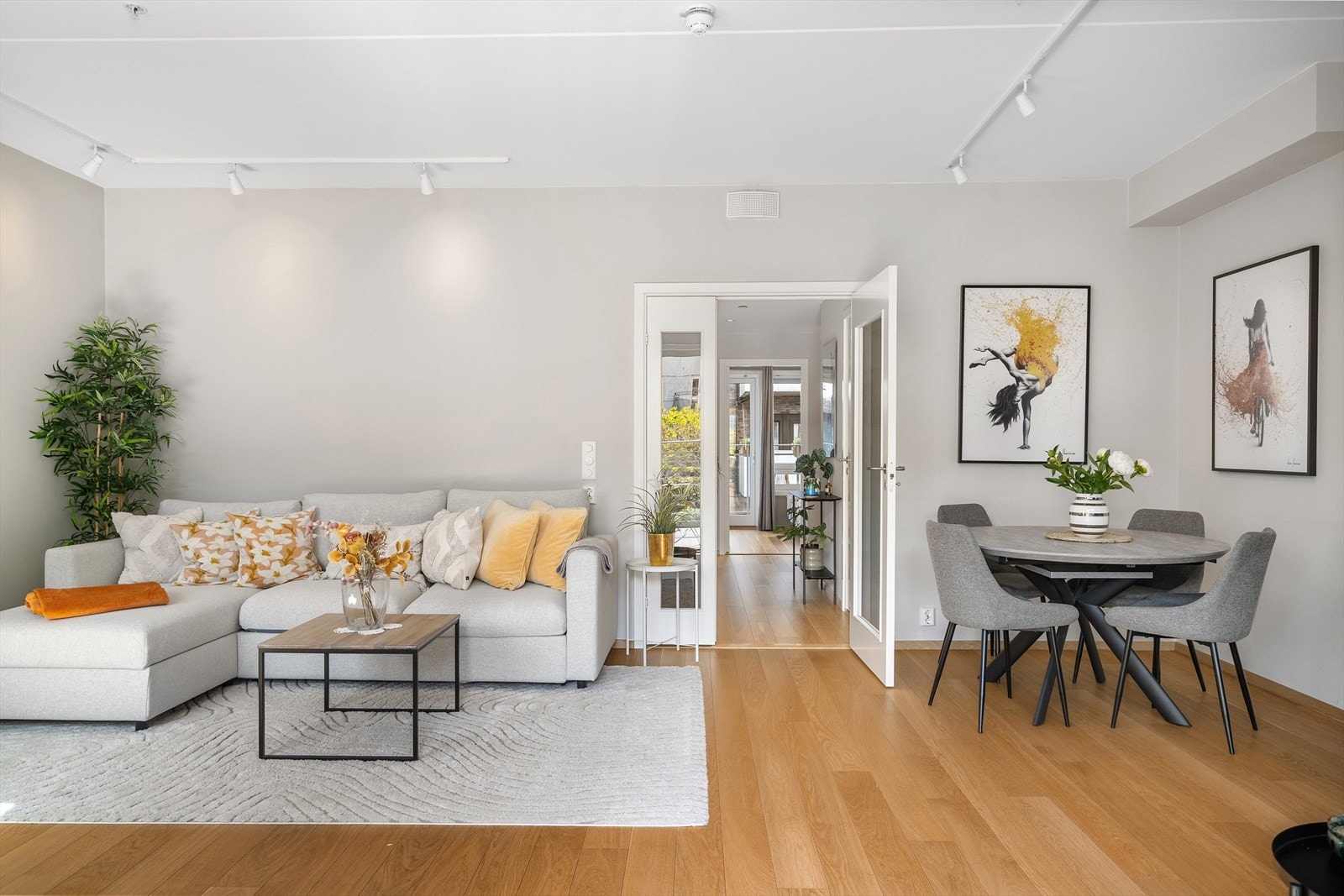 Takhøyden er målt til hele 2,7 meter, noe som forsterker romfølelsen og gir ekstra rom for lys og luft. Galleribilde