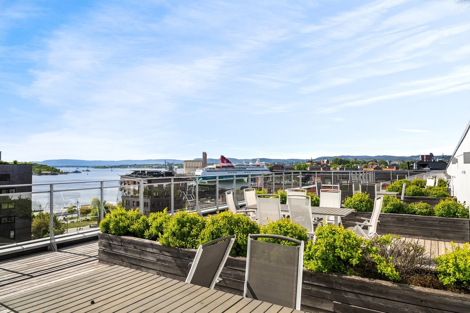 Som beboer i sameie får du tilgang til en flott felles takterrasse, perfekt for solrike dager og sene sommerkvelder. Galleribilde