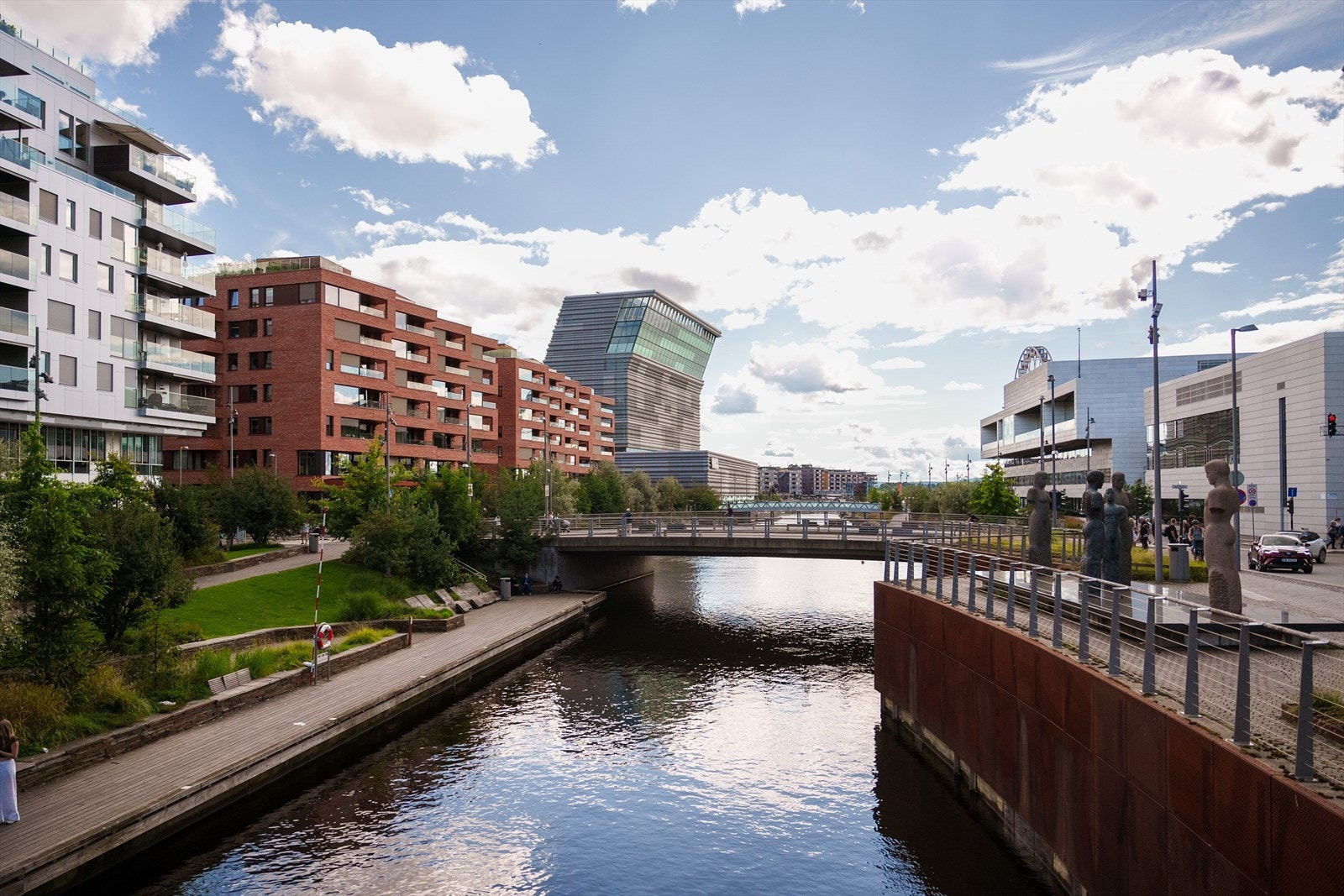Like ved leiligheten krysser du den elegante Oda Krohgs bro, som binder Sørenga og MUNCH-området sammen med en myk kurve over vannet. Galleribilde