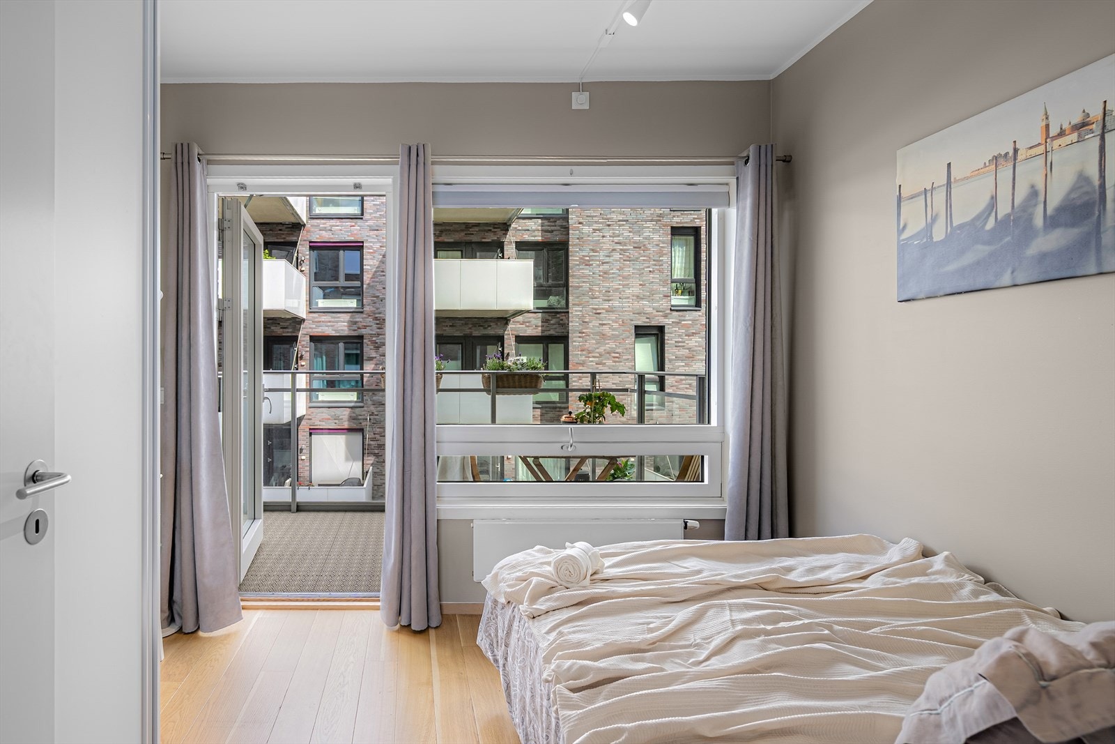 Soverom 2 er et lunt og innbydende rom med rolige fargetoner og gjennomgående god standard. Her våkner du til dagslyset som strømmer inn fra store vindusflater. Galleribilde