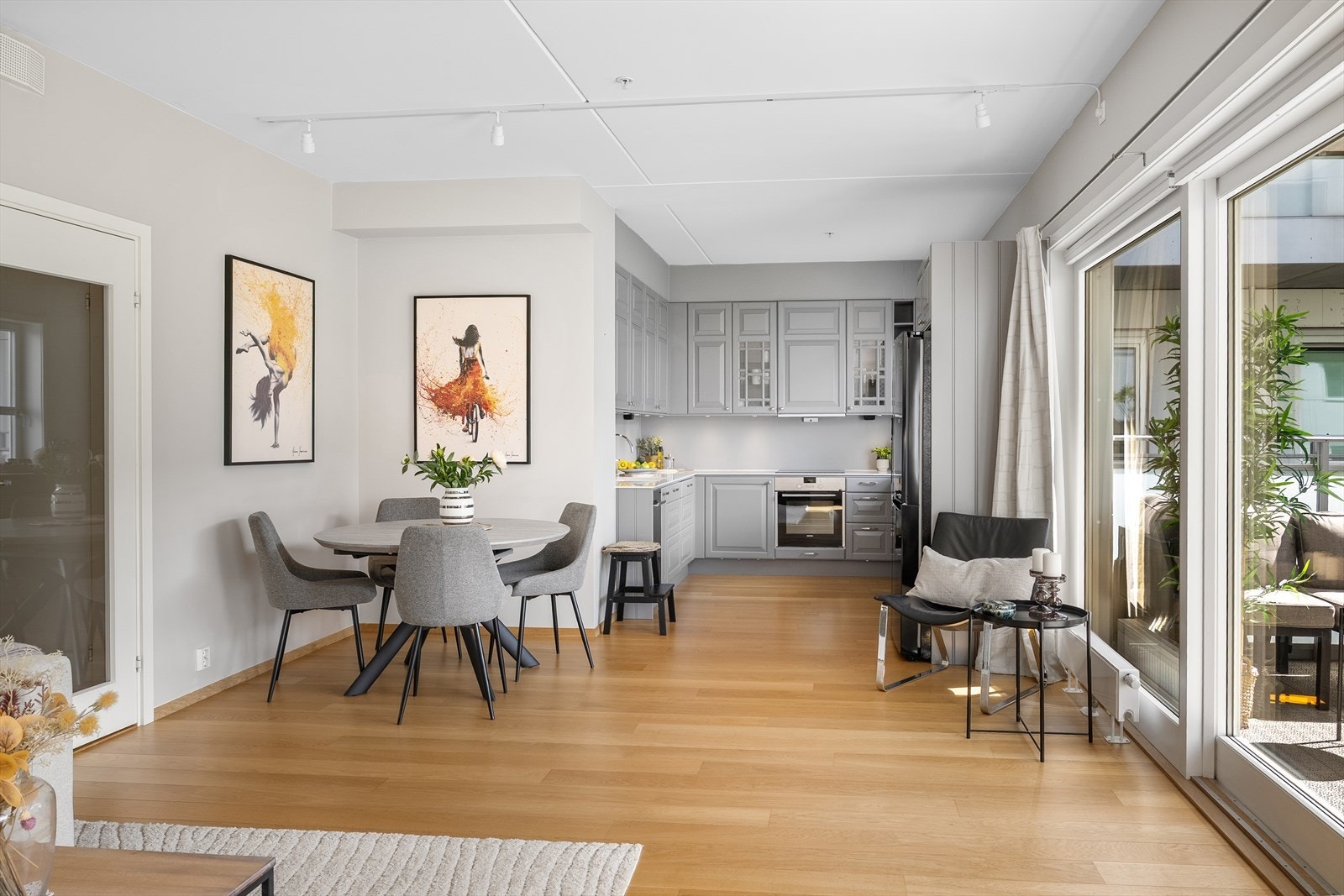 Spiseplassen er elegant integrert mellom kjøkken og stue, og fungerer som et naturlig bindeledd mellom matlaging og samvær. Galleribilde