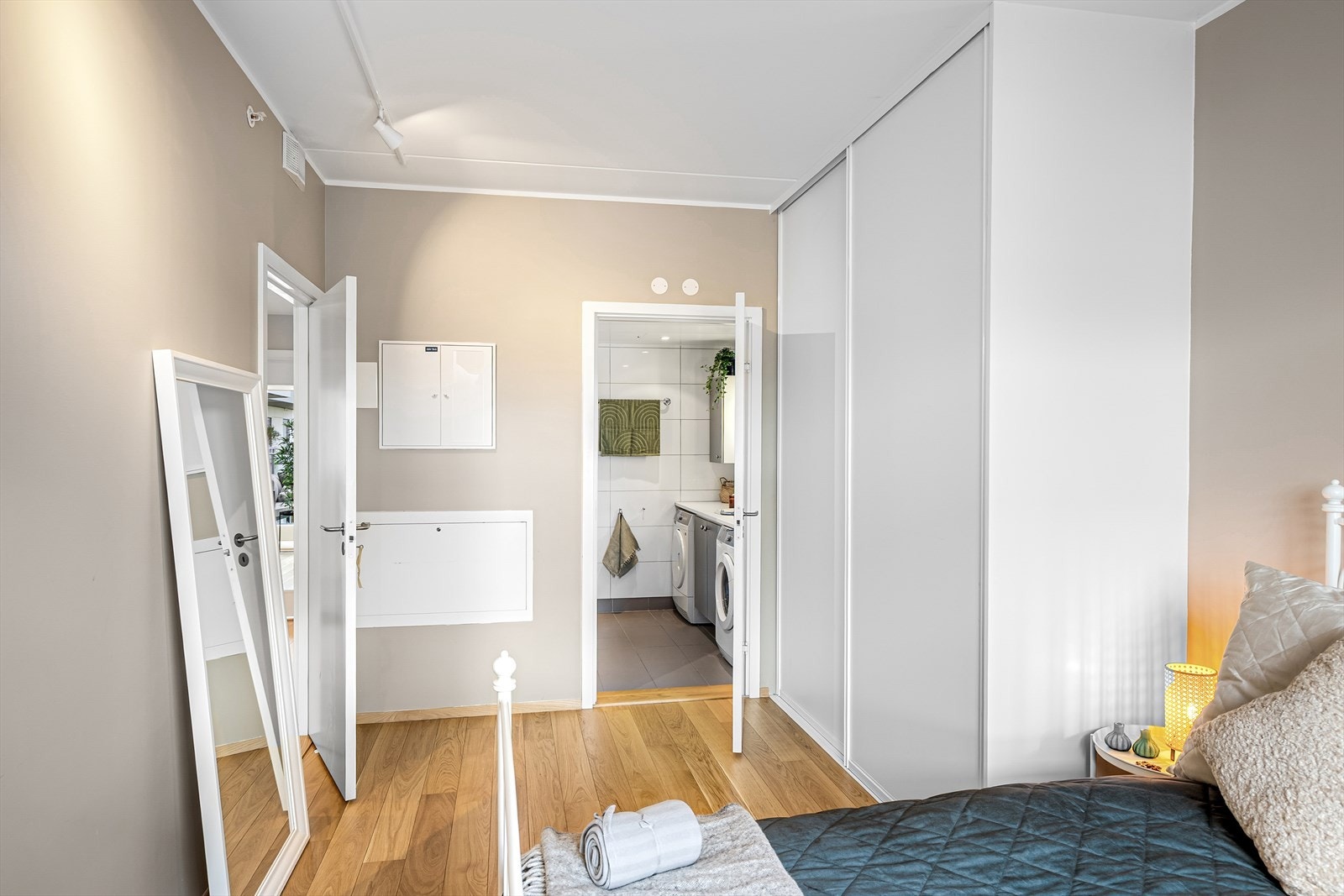 Rommet har god plass til dobbeltseng og tilhørende møblement. Fra dette soverommet har du tilgang til et lekker bad. Galleribilde