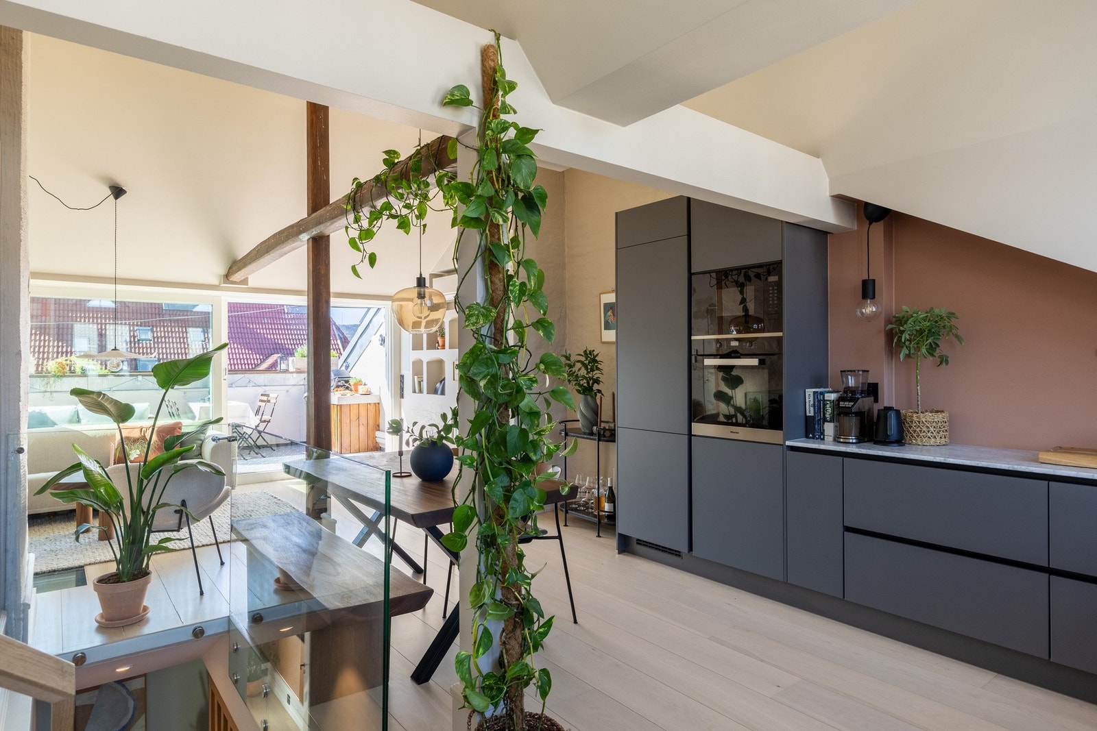 Det er lagt varmefolie i gulv og ellers smarthusstyring - styr varme, kjøling, lys og lyd gjennom app! Galleribilde