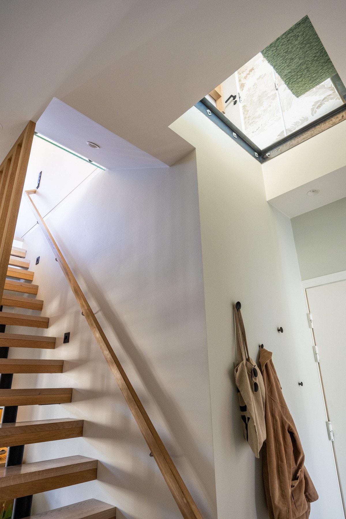 Moderne eiketrapp med innebyd lys i vegg. Det er også montert en stilig glassflate mellom etasjene. Galleribilde